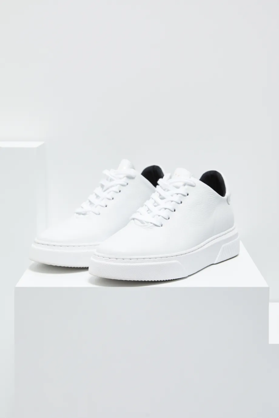 Pantofi sport albi din piele Pantofi sport albi din piele