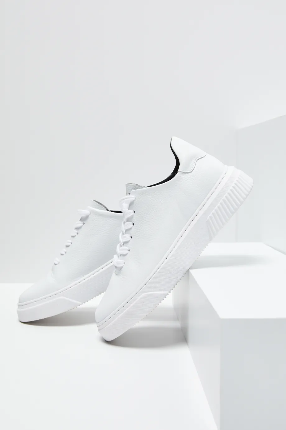 Pantofi sport albi din piele Pantofi sport albi din piele