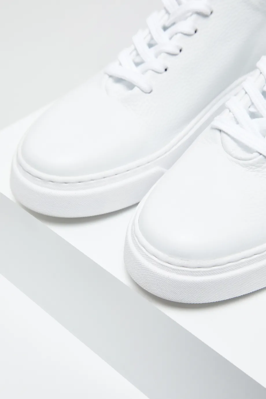 Pantofi sport albi din piele Pantofi sport albi din piele