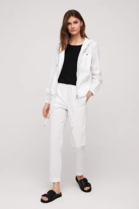 Jachetă scurtă albă cu glugă