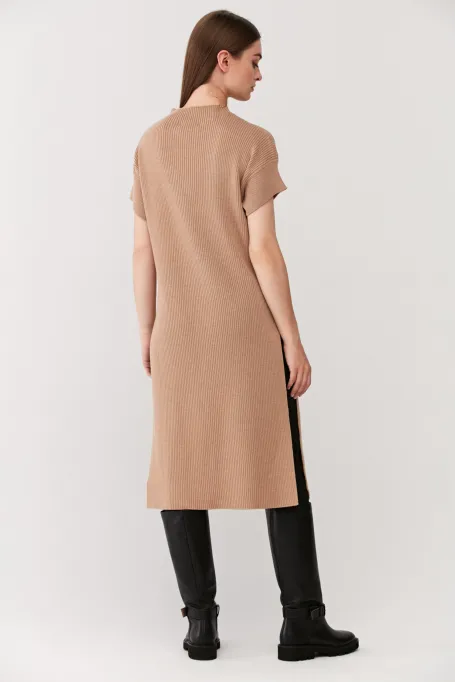 Tunică tricotată din lână merinos.