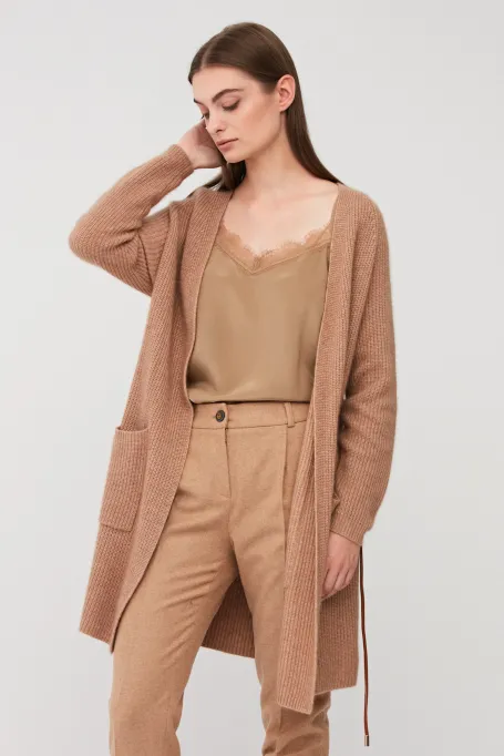 Top de mătase bej cu bretele subțiri