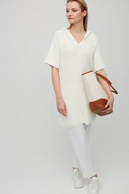 Tunică albă tricotată cu glugă