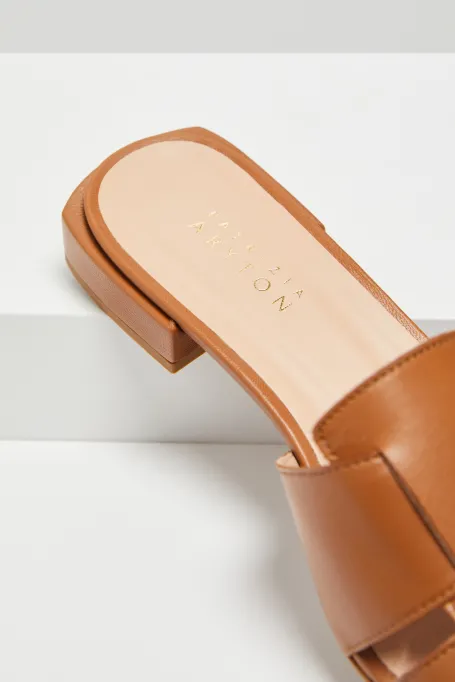 Sandale împletite din piele