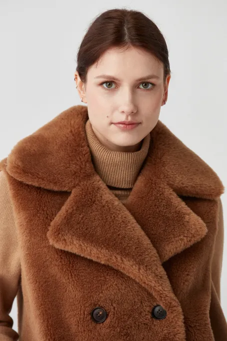 Dubleu din lână cu două rânduri de nasturi din blană de urs teddy