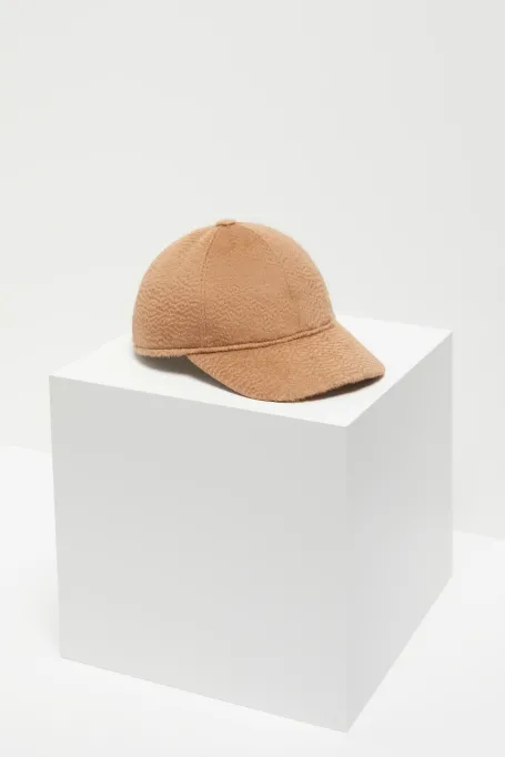 Căciulă cu cozoroc din lână de cămilă