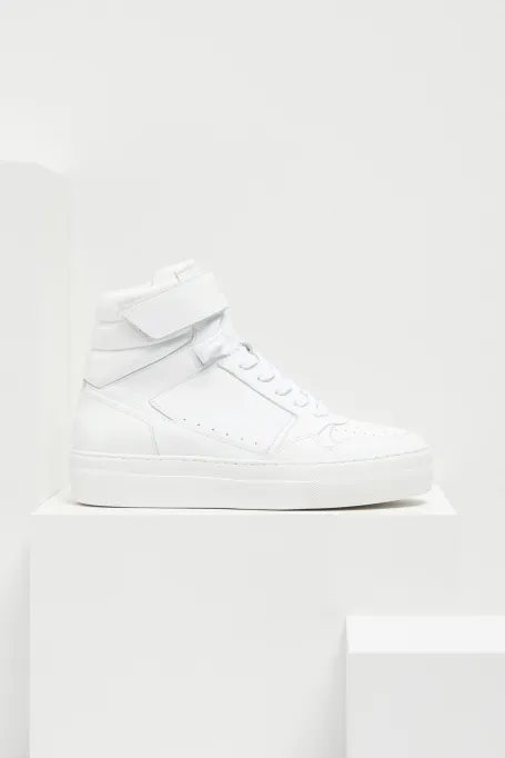 Bocanci sportivi albi din piele cu talpă înaltă