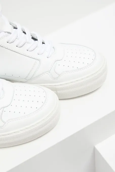 Bocanci sportivi albi din piele cu talpă înaltă