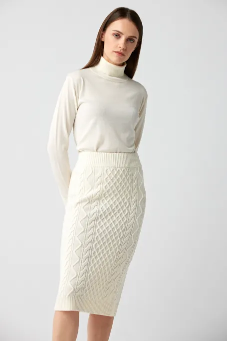 Fustă albă din lână merinos.