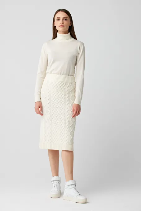 Fustă albă din lână merinos.