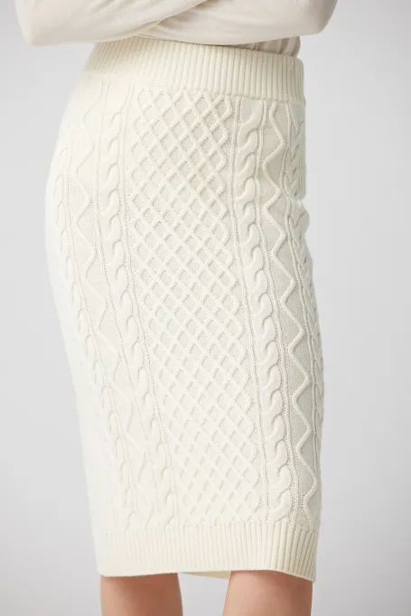 Fustă albă din lână merinos.