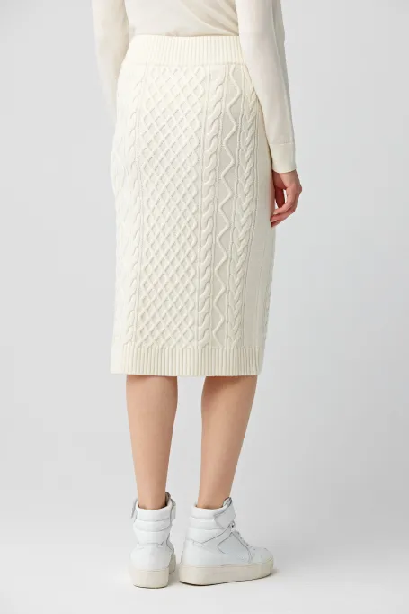 Fustă albă din lână merinos.