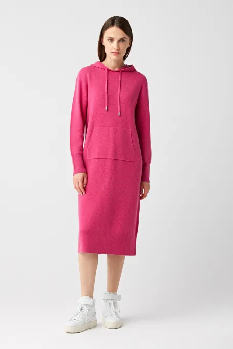 Rochie cu glugă din lână merinos.