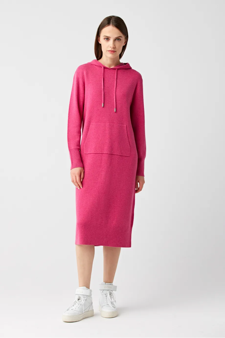 Rochie cu glugă din lână merinos. Rochie cu glugă din lână merinos.