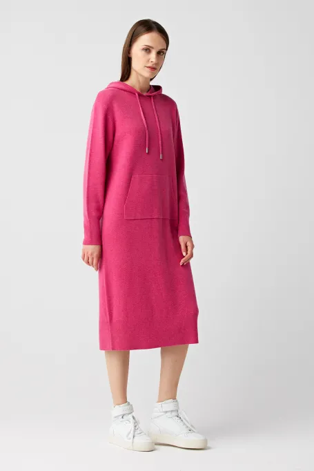 Rochie cu glugă din lână merinos.