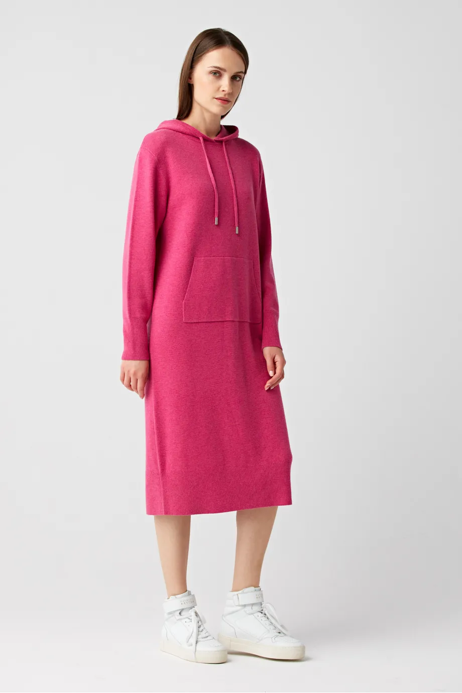 Rochie cu glugă din lână merinos. Rochie cu glugă din lână merinos.