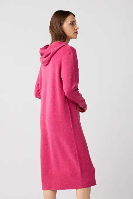 Rochie cu glugă din lână merinos.