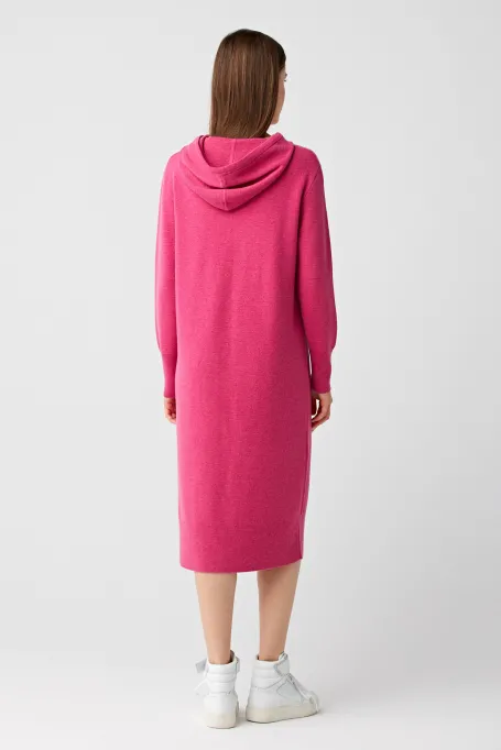 Rochie cu glugă din lână merinos.