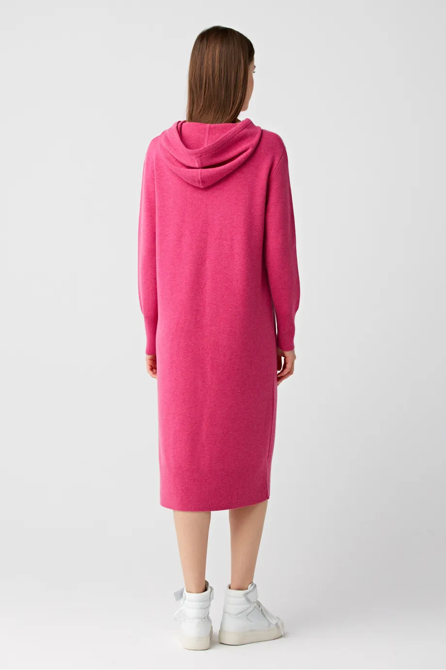 Rochie cu glugă din lână merinos. Rochie cu glugă din lână merinos.