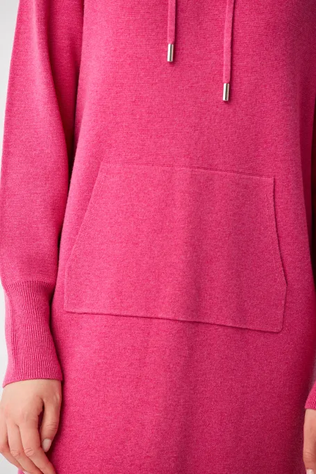 Rochie cu glugă din lână merinos.