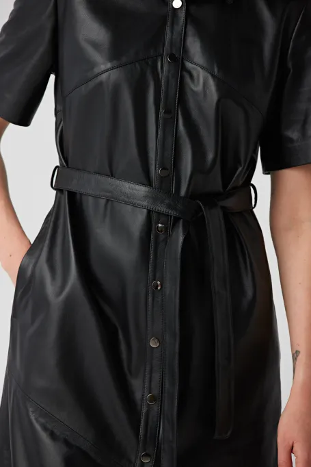 Rochie de piele neagră