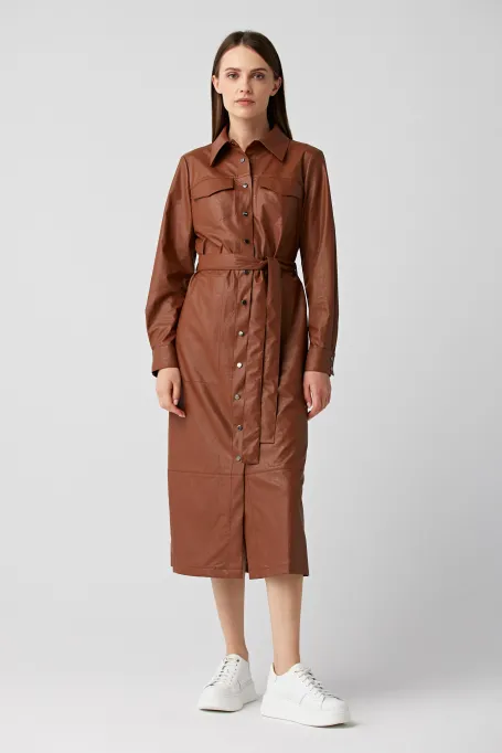 Rochie maro cu talie subțire