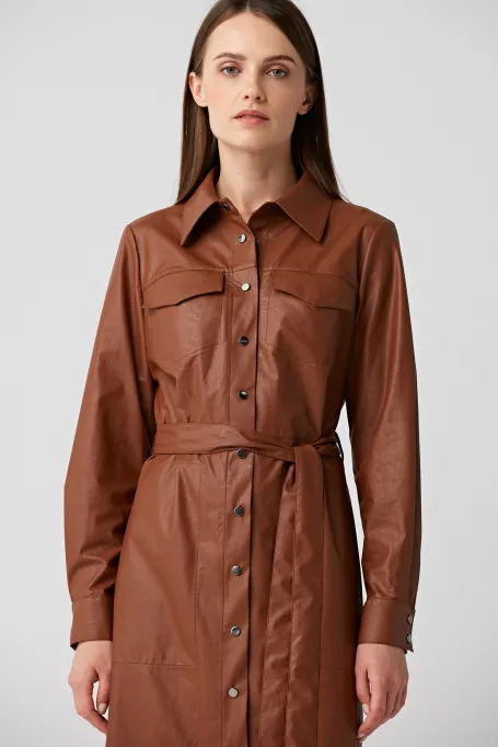 Rochie maro cu talie subțire