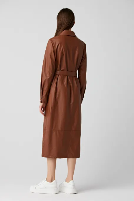 Rochie maro cu talie subțire