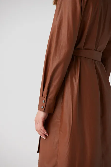 Rochie maro cu talie subțire