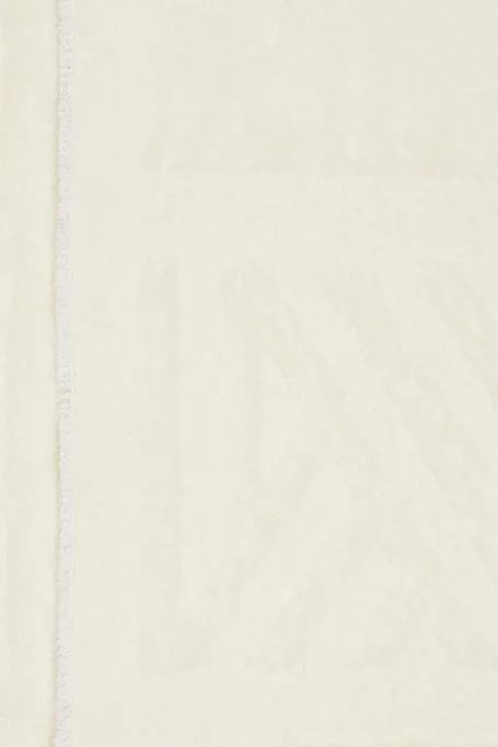 Bărbat alb cu lână de alpaca