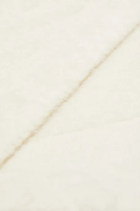 Bărbat alb cu lână de alpaca