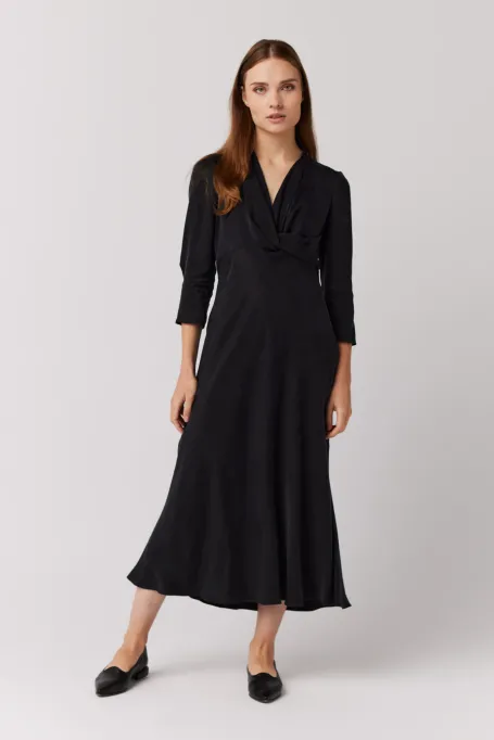 Rochie neagră cu decolteu în vârf