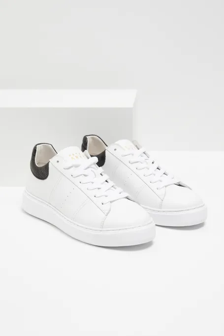 Bucăți albe de piele sneakers