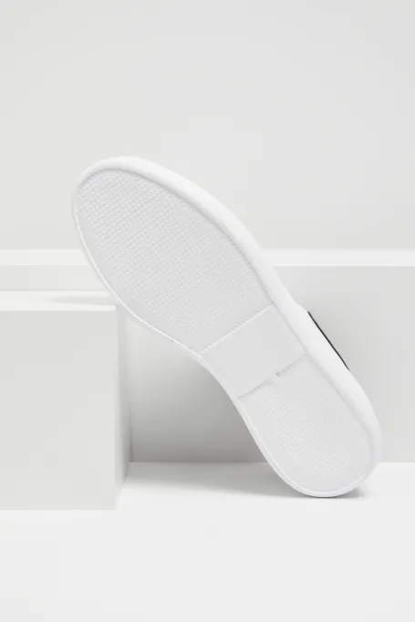 Bucăți albe de piele sneakers