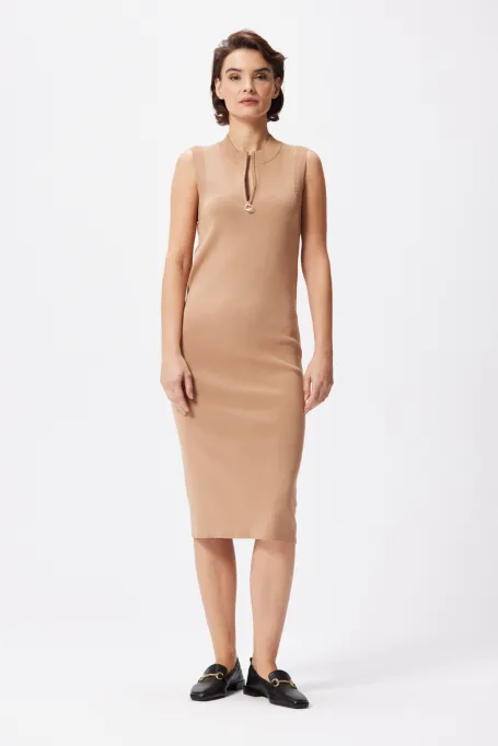 Rochie midi camel ajustată fără mâneci