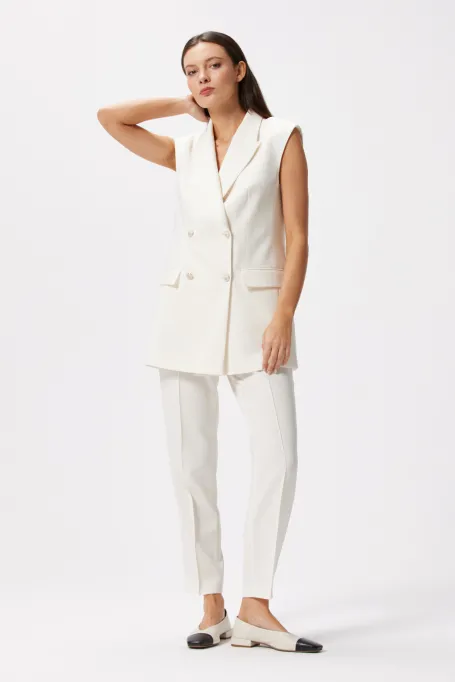 Bleușon alb cu două rânduri de nasturi pentru costum.