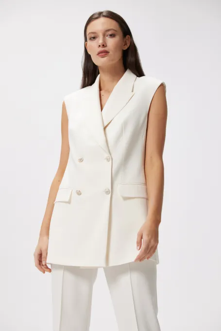 Bleușon alb cu două rânduri de nasturi pentru costum.