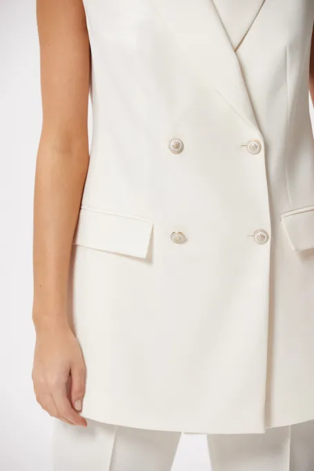 Bleușon alb cu două rânduri de nasturi pentru costum.