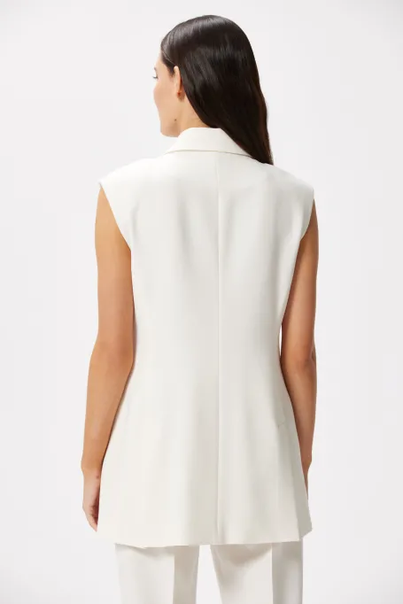 Bleușon alb cu două rânduri de nasturi pentru costum.