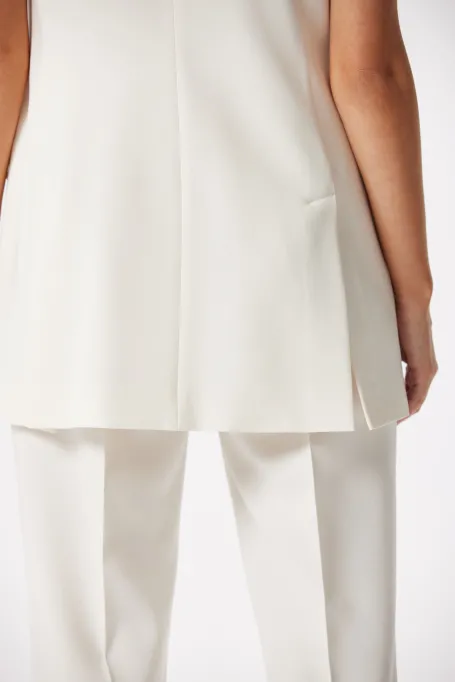 Bleușon alb cu două rânduri de nasturi pentru costum.