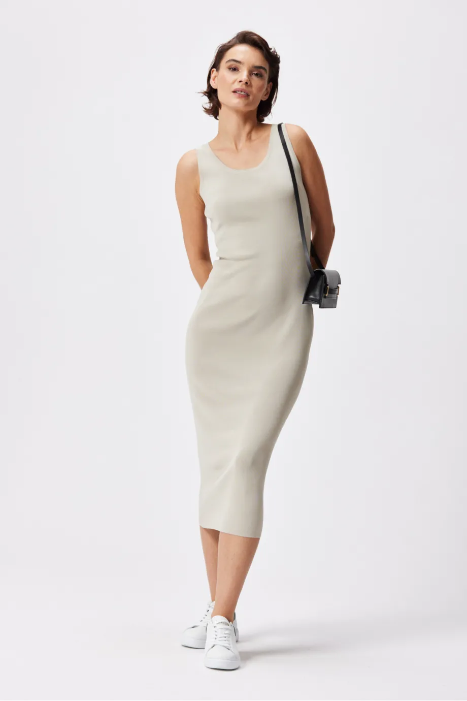Bej rochie midi fără mâneci Bej rochie midi fără mâneci