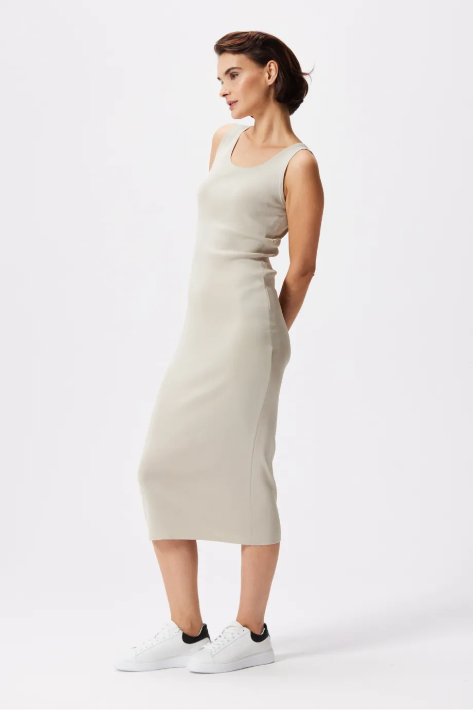 Bej rochie midi fără mâneci Bej rochie midi fără mâneci