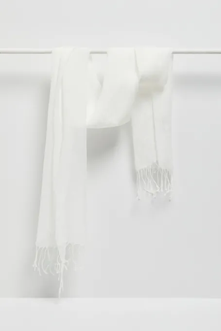 Fular de in în alb laptos