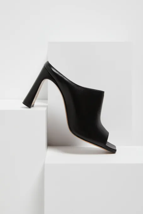 Muli negri cu toc înalt