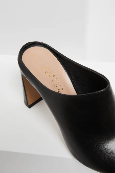 Muli negri cu toc înalt