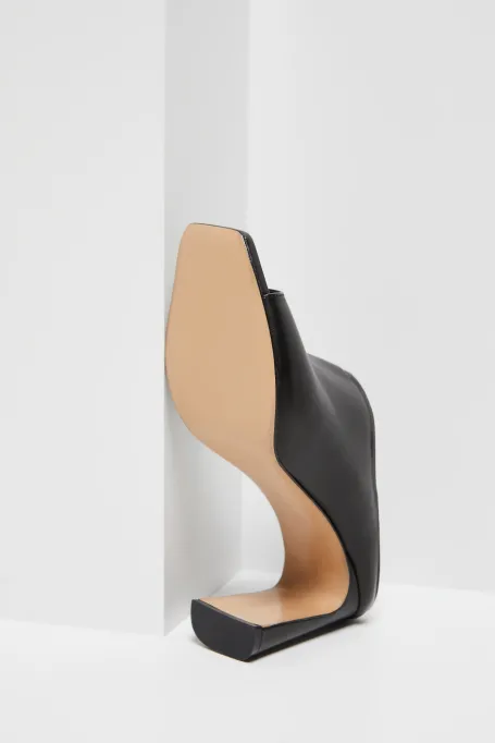 Muli negri cu toc înalt