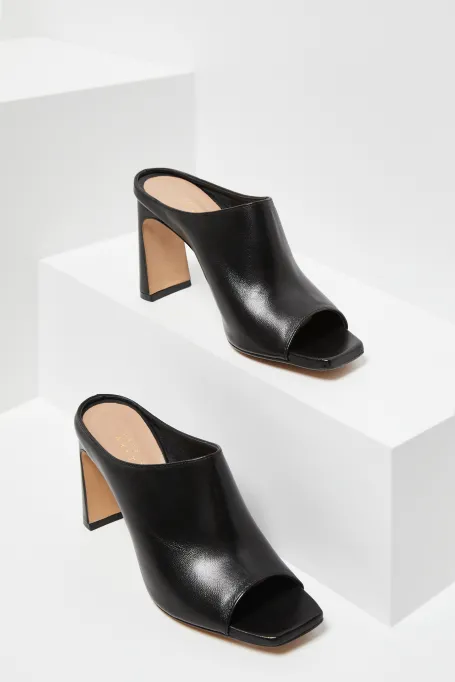 Muli negri cu toc înalt