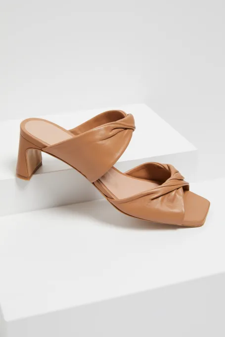 Muli bej cu toc înalt