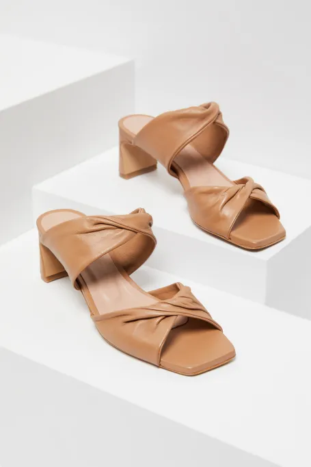 Muli bej cu toc înalt