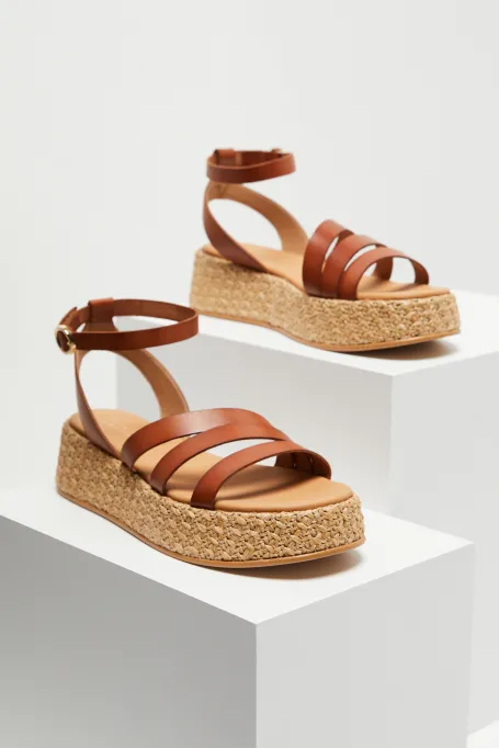 Sandale cu platformă